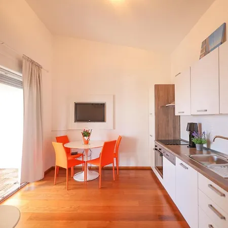 Sunny Terrace With Two Bedroom And Parking Apartament