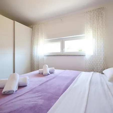 Sunny Terrace With Two Bedroom And Parking شقة *