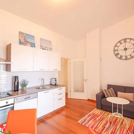 Sunny Terrace With Two Bedroom And Parking דירה