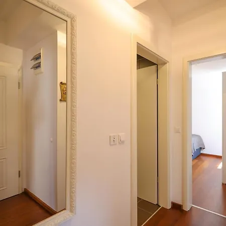 Lägenhet Sunny Terrace With Two Bedroom And Parking *