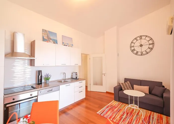 Sunny Terrace With Two Bedroom And Parking Apartamento